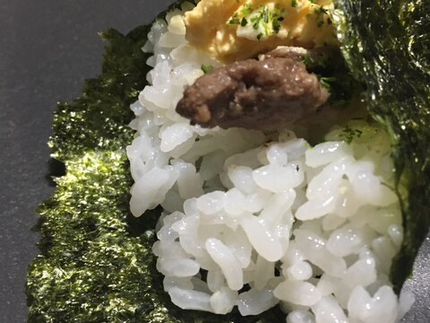 牛肉とタルタルソースの青のりかけ手巻き寿司